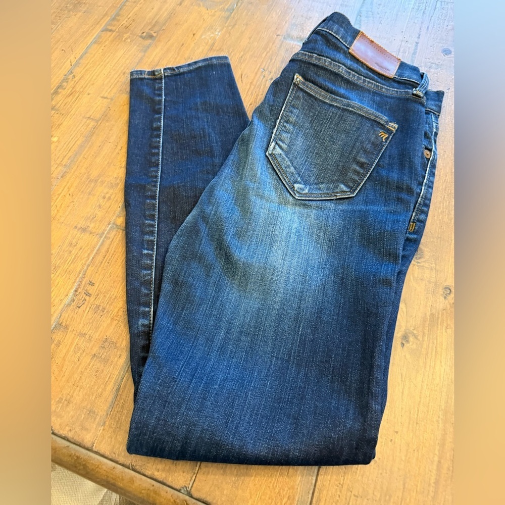 Madwwell mid-rise Kenner wash style woman’s jeans. Straight leg. Size 27.